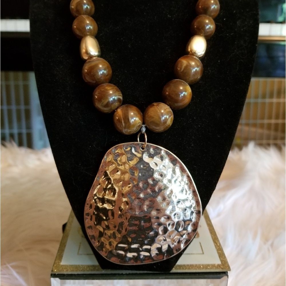 HAMMERED GOLD SEASHELL NECKLACE